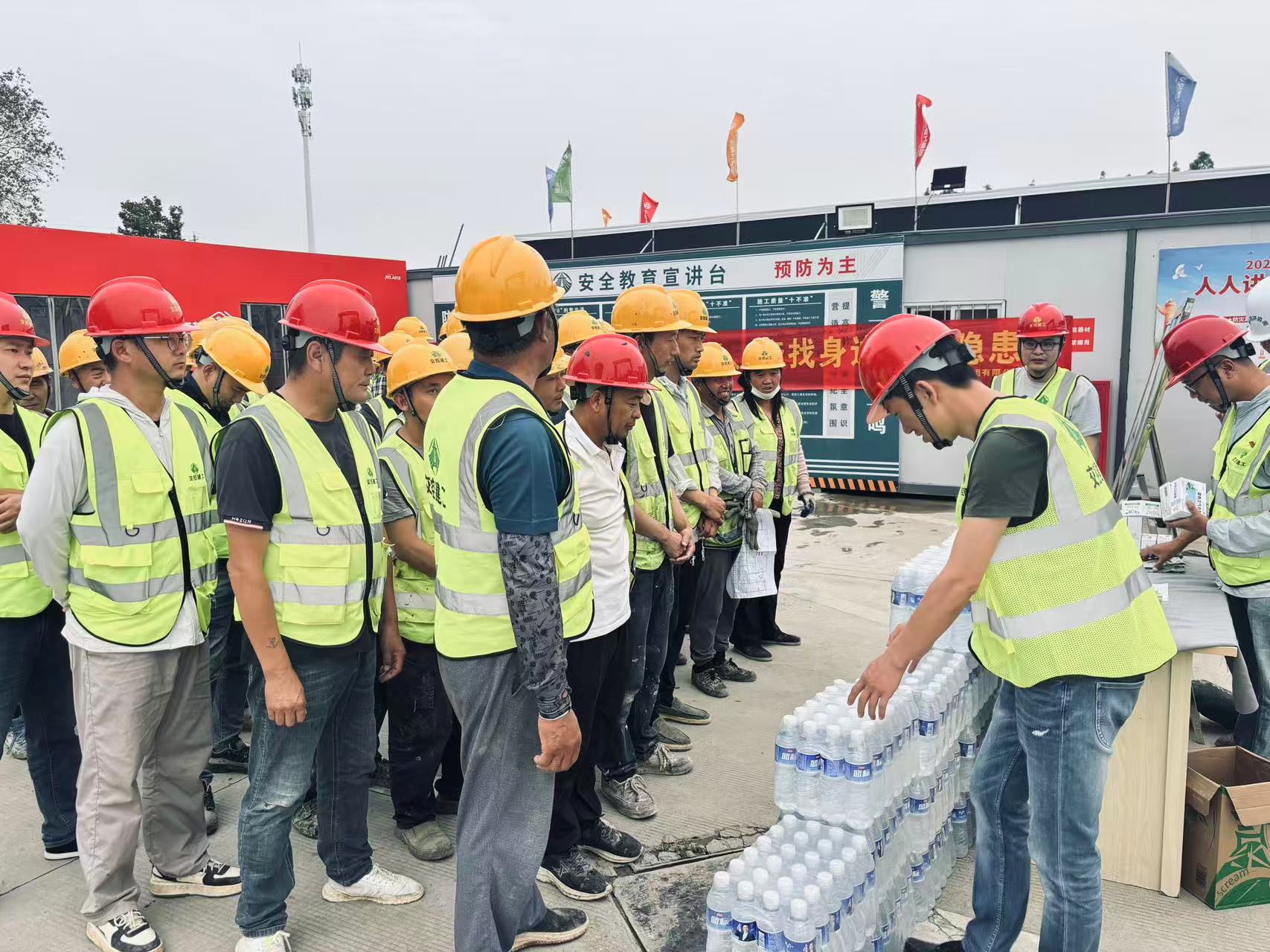 情系一線送清涼 關(guān)懷慰問暖人心丨交控建工集團(tuán)所屬項目開展“夏日送清涼”活動
